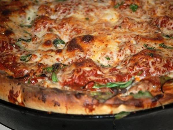 29. Chicago'da peynirli domatesli pizza (ABD)