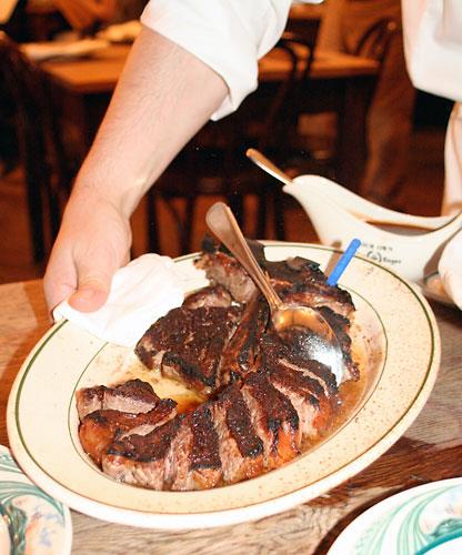 2.Brookly'nde Peter Luger Steakhouse soslu biftek (ABD)