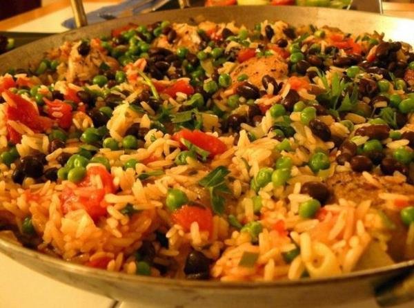 37. Tavuklu, sebzeli, siyah fasulyeli pilav yemek (Kba)