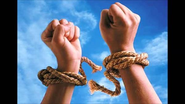 Bu kiilerde genellikle , nefes tkankl, hzl nefes alp verme, kalp ritmi bozukluu, ar terleme, mide bulants ve endie gibi semptomlar grlyor.