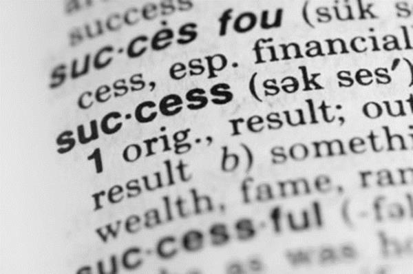 Bu taknt kiinin belirli kelimelere zel bir ilgi duymas ve srekli tekrar etmek iin kar konulamaz bir istek duymas olarak tekrarlanyor.