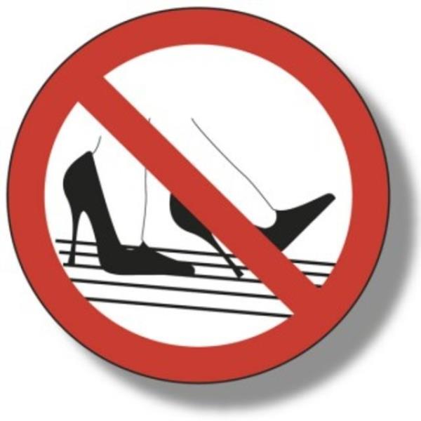 Bacaklar ve kalay her ne kadar ekici gsterse de ok yksek topuklar sanldnn aksine erkeklerin ilgisini fazla ekmiyor; zellikle de zerlerinde durmakta zorlanyorsanz.