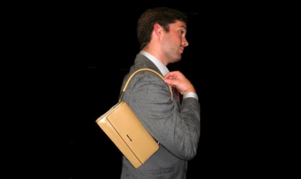 zel eyalarn emanet ederek onlara duyduu gveni belli eden kadnlar, erkekleri etkiler.