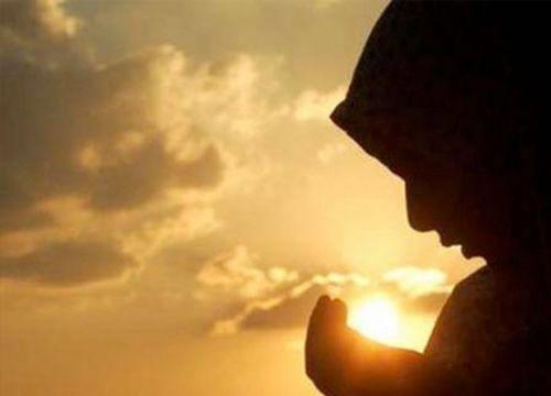 <b>27. Gnn Duas:</b> "Allahummerzugn fhi fazle leylet'il-gadri ve sayyir umr fhi min'el-usri ile'l-yusr, vegbel meazr ve hutta anni'z-zenbe ve'l-vizr, ya rafen bi-ibadih'is-salihn." Anlam: Allah'm! Bu gnde bana kadir gecesinin sevabn ltfeyle; ilerimi zorluktan kolayla dntr; mazeretlerimi kabul buyur; gnah ve vizr- vebal zerimden kaldr; ey salih kullarna efkatli olan!