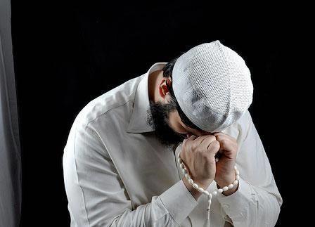 <b>12. Gnn Duas:</b> 'Allahumme zeyyinn fhi bis-sitri vel-ifaf, vesturn fhi bi-libasil-guni vel-kifaf, vehmiln fhi alal-adli vel-insaf, ve aminn fhi min kulli ma ehafu bi-ismetike ya ismetel-haifin.' Anlam: Allah?m! Bu gnde rt ve iffetle beni ziynetlendir; bugn kanaat ve elde olana yetinme libasn bana giydir; beni bu gnde adalet ve insafa sevk et ve korktuum her eyden beni emniyete al; koruma ve ismetinle; ey korkanlar koruyan -Rabbim-