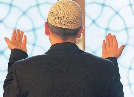 <b>21. Gnn Duas:</b> "Allahummec'al l fhi ila merzatike della, vela tec'al li'-eytani fhi aleyye sebla, vec'al'il-cennete l menzilen ve megla, ya gaziye havaic'it-talibn." Anlam: Allah'm! Bu gnde beni honutluuna gtrecek bir klavuz kl bana; bu gn eytan' bana ulatracak hibir yol brakma; benim yerleeceim ve rahat edeceim yeri cennet kl; ey arayanlarn hacetlerini yerine getiren -Rabbim-!