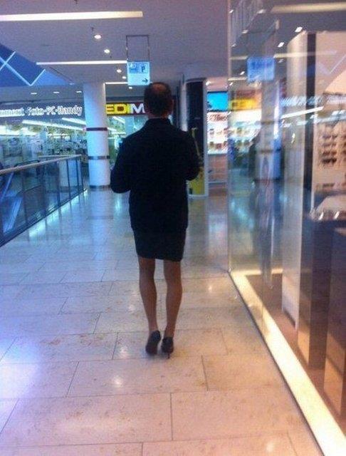 Srekli deien moda akmlarn yakalamaya alan insanlar bunu beceremeyince ortaya komik durumlar kyor.