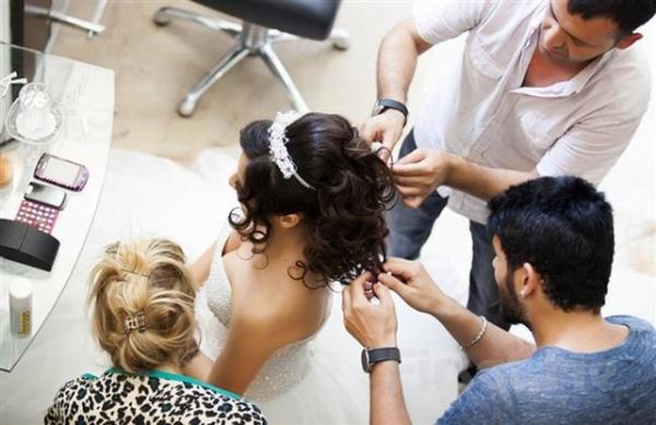 Mutlu ve Yorgun Son Kuafrn haince plannn kurban olduunuzu burada anlarsnz. Gelin bana koyulan toka says o kadar oktur ki rapunzel gibi grnen satan tokalar karnca(karabilirseniz) gelin kel gibi kalr.