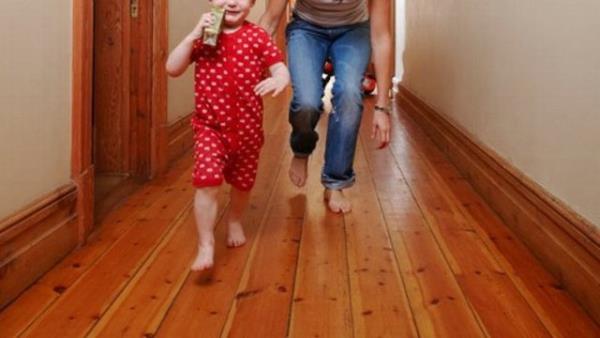 4. Bebeinizin peinden kotururken ya da onu sakinletirmeye alrken partnerinizin daha nce hi grmediiniz hounuza gidecek yeni bir yzn kefedeceksiniz.