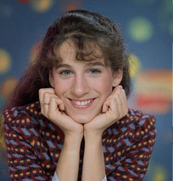 <br>Altn Kre ve Emmy dll</br>   Broadway'de sahne alarak balad kariyerinde televizyondaki ilk nemli kn 'Square Pegs' isimli dizide barol oynayarak yapmtr