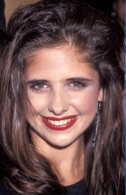 <br>Sarah Michelle Gellar</br>  14 Nisan 1977 tarihinde doan, Emmy dll oyuncu 1983 ylnda 'An Invasion of Privacy'de kk bir rolle balad. Daha sonralar 'Buffy the Vampire Slayer'da 'Buffy Summers' rolyle byk ilgi toplad.
