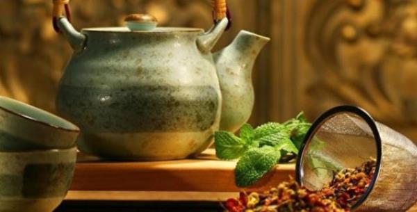 Malzemeler 1 su barda kadar suda kaynatlp, ieriindeki faydal uucu bileenlerin kaybn engellemek adna az kapatlarak 7-8 dakika demlenmeye braklyor.