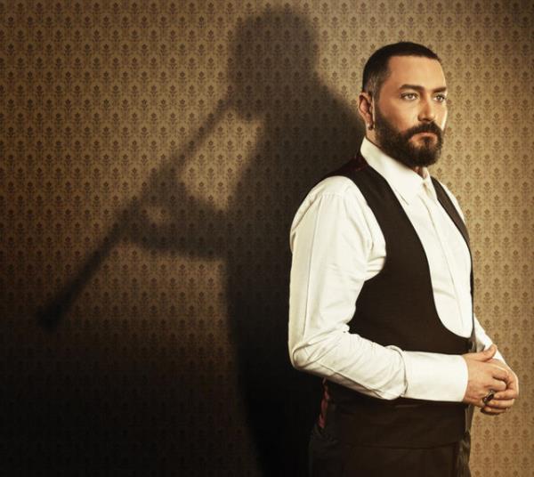 Hsn enlendirici: Daha nceleri de klasik otomobil sahibi olan Hsn enlendirici u an 1967 model bir Lincoln'e biniyor.