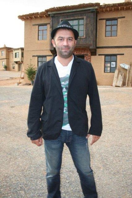 evket oruh: Tam bir klasik otomobil toplaycs olarak da bilinen evket oruh'un bu aralar kullanmay tercih ettii otomobil 'Usta' filminde de kulland 1962 model Chevrolet Pick Up marka kamyoneti.