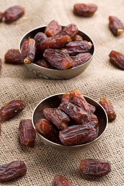 Hurmadaki bu maddeler ortalama olarak elmadakilerden 2 kat fazladr. Bylelikle hurma beden ve zihin geliimine yardmcdr. Ayrca ierisinde bitkisel doymam ya da vardr.