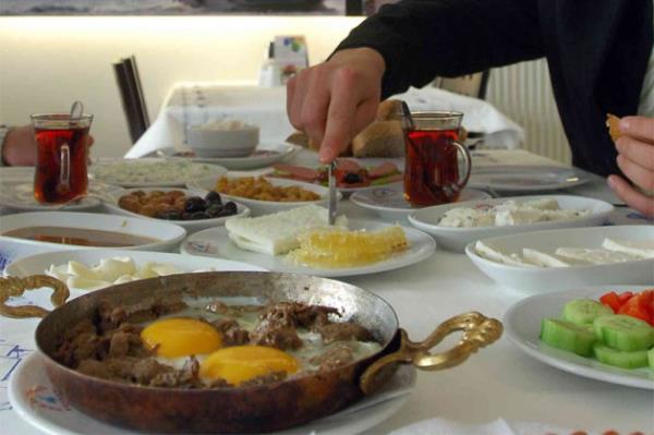 Amerikan Kalp Dernei'nin yllk konferansnda sunulan aratrmaya gre, sabahlar kahvalt yapanlarn obezite riski daha dktr. Ayrca kahvalt yapanlarn kan ekeri seviyesi iyidir ve gn iinde daha ge saatlerde ackrlar. Bu nedenle tip 2 diyabet ve kardiyovaskler hastalk riskini azaltmada kahvalt nemli rol oynar.