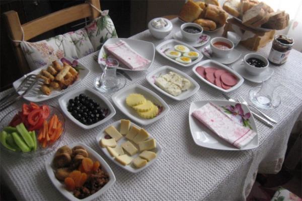 Kolesterol seviyenizin dzenli olmasna yardm eder. American Journal of Clinical Nutrition isimli dergide yaynlanan aratrma, kahvalt yapmayanlarn kahvalt yapanlara oranla daha kt kolesterol seviyesine ve inslin direncine sahip olduunu gsterdi.