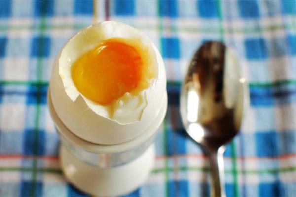 Kahvaltda yumurta yemek sizi tok tutar ve gn iinde ge saatlerde ackrsnz. Ayrca kahvaltda ieceiniz kahve depresyon riskini, baz kanser ile tip 2 diyabet riskini drr.