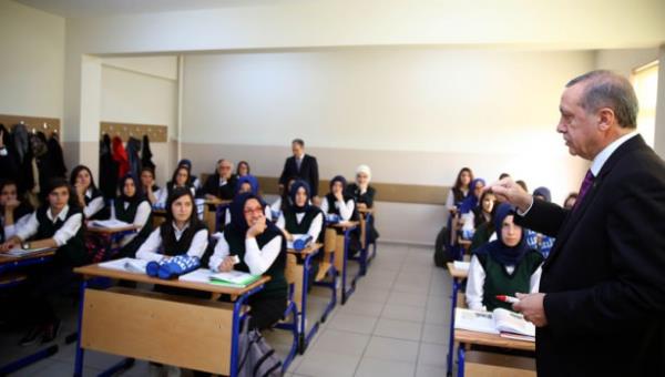 Pursaklar Kz Meslek ve Teknik Anadolu Lisesi'ni ziyaret eden Erdoan snfta rencilere ders verdi.