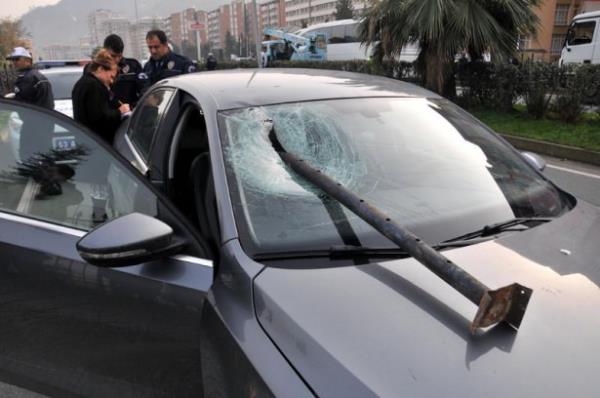 Rize'den Hopa istikametine giden 26 yandaki Ahmet Sevim'in kulland 53 DS 655 plakal kamyonet, srcnn direksiyon hakimiyetini yitirmesi zerine kontrolden karak devrildi. Kazada kamyonetin kasasnda bulunan inaat iskelesinin demir borular yola sald.