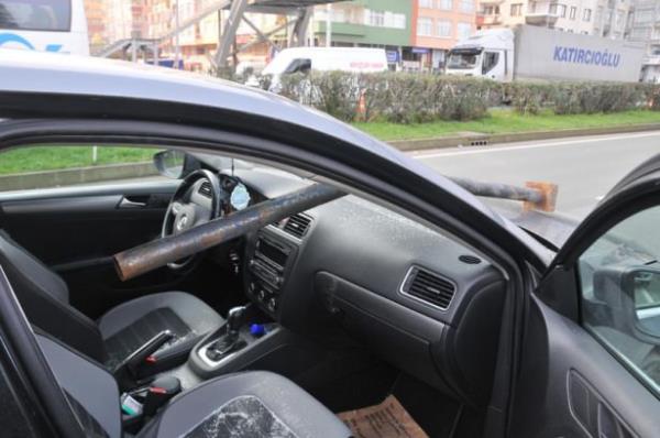 Ara srcs kran Deer, byk ans eseri yara almadan kurtuldu. evresine glmseyerek bakan Deer, 'Allah korudu' dedi