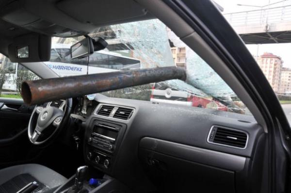 Rize?de devrilen kamyonetin kasasndaki inaat iskelesinin demir borular yola sald. Demir borulardan biri geen otomobile sapland.