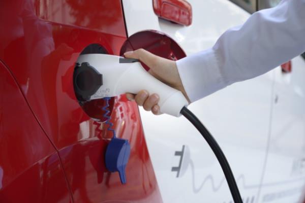 Gelecein aralar olarak n plana kan elektrikli otomobil furyasna Mitsubishi'de katld. Mitsubishi dnya apnda tm yol artlarnda yapt testlerden sonra 2 bin adet elektrikli  Miev modelini retti.