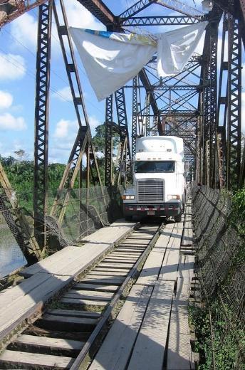<br><b>Panama ve Costa Rica</b></br>  Orta Amerika'nn iki lkesini Sixaola Nehri belirliyor ve kpr zerinden aralar, kamyonlar ve hatta yayalar geebiliyor.