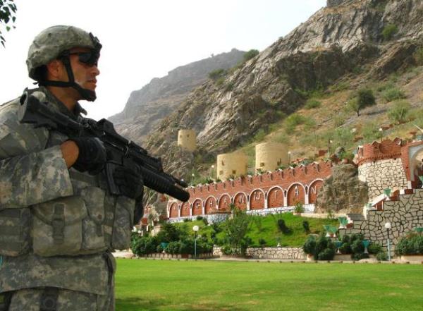 <br><b>Afganistan ve Pakistan</b></br>  Afganistan ve Pakistan'n snrlarn blen Torkham Kaps