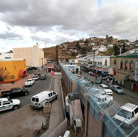 ABD'nin Arizona eyaletiyle Meksika snrlar itlerle belirlenmi. Snrn uzunluu ise tam 3200 kilometre