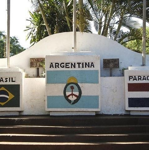 <br><b>Arjantin, Paraguay ve Brezilya</b></br>  Belki de en ilgin snr bu  lkeye ait. Arjantin (solda), Brezilya(sada) ve Paraguay.