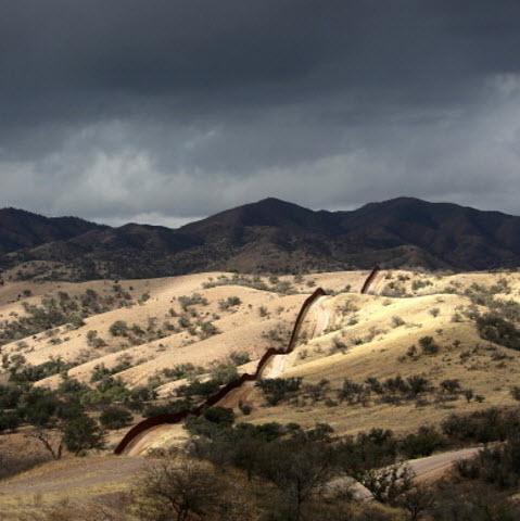 <br><b>ABD ve Meksika</b></br>  ABD'nin Arizona eyaletiyle Meksika snrlar itlerle belirlenmi. Snrn uzunluu ise tam 3200 kilometre.