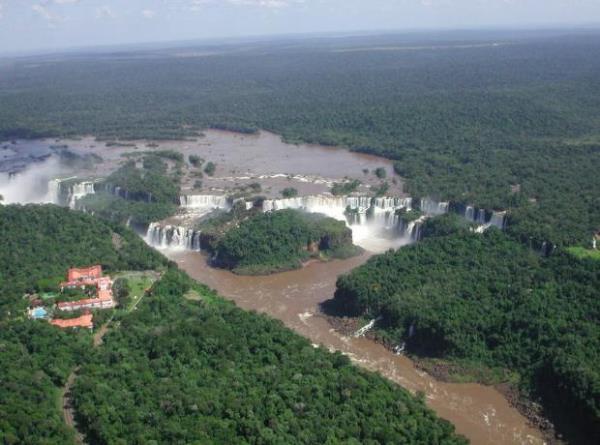 <br><b>Brezilya ve Arjantin</b></br>  Iguazu elalesi Brezilya ve Arjantin snrlarn byle belirliyor.