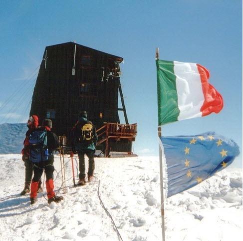 <br><b>talya ve svire</b></br>  Alplerin tepesinde yer alan Margherita Kulbesi talya ve svire snrnn tam ortasnda yer alyor