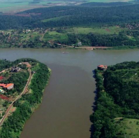 <br><b>Arjantin, Paraguay ve Brezilya</b></br>  Belki de en ilgin snr bu  lkeye ait. Arjantin (solda), Brezilya(sada) ve Paraguay