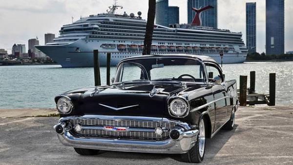 <p>Otomobil sektr her sene dudak uuklatan modellere imza atyor. Her sene hz rekoru kran otomobiller yollara kmaya balarken baz otomobiller ise klt olma zelliini hi kaybetmiyor.</p>  <p>Business Insider sitesi 50 en seksi otomobili seti. Gnmze yakn olduu kadar 1900'l yllarn banda piyasaya srlen modellerde olan listede herkesin hayalini ssleyen otomobiller yer ald.</p>  <b>te en seksi 50 otomobil.</b>