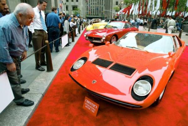 Lamborghini'nin ilk otomobillerinden Miura
