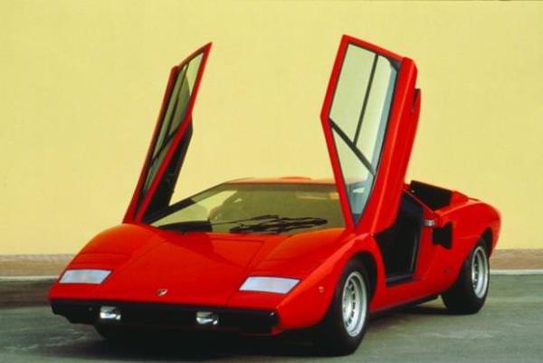 Lamborghini Countach dnemine gre farkl kap tasarmyla dikkat ekmiti.