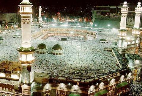 yle ki, o bedevi veya bir bakas gelip: 'Ey Allah'n Resul! Binalarmz ykld, hayvanlarmz suda bouldu, bizim iin Allah'a dua ediniz de artk yamur kesilsin.' dedi.