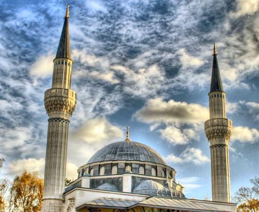 Allah'a yemin olsun, daha ellerini geri ekmeden, semada dalar gibi bulutlar peydah oldu. Derken daha minberden inmemiti ki, mbarek sakalndan yamur damlalar dklmeye balad.