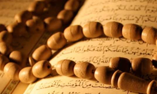 Efendimiz (s.a.s) ellerini kaldrp: 'Allah'm, etrafmza yadr, zerimize olmasn! (baka bir rivayette ise Allah'm, (yamur) etrafmza yasn, zerimize deil! Allah'm, dalarn ve tepelerin zerine, vadilerin iine, aa biten yerlere olsun.)' diye dua etti. Eliyle bulutlara doru iaret etti.