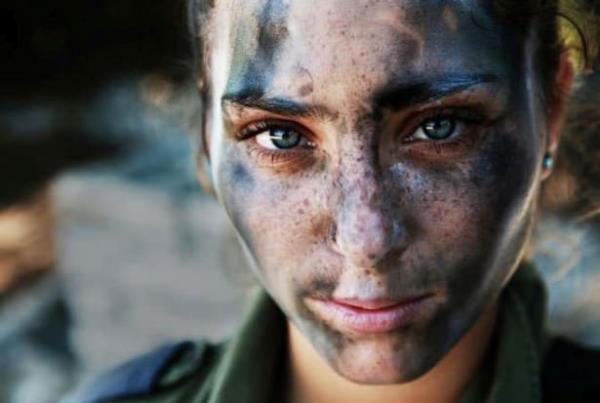 Sava kamuflaj ierisinde full tehizatla uzun bir kounun ardndan dinlenen 18 yandaki srail askeri