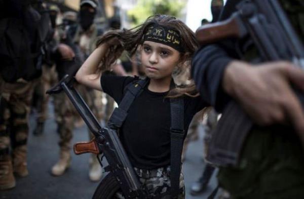 Gazze'deki direniilerin arasndaki Kalanikovlu Filistinli kz