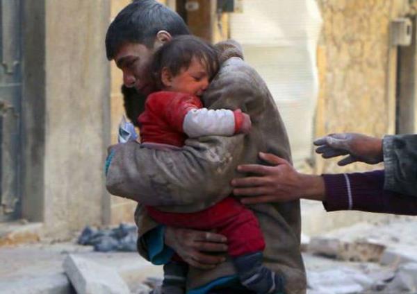 Yklan evinin ykntlar arasndan kz kardeini kurtaran Suriyeli ocuk