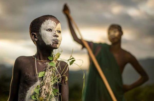 Etiyopya'nn gebe Suri kabilesinden bir ocuk