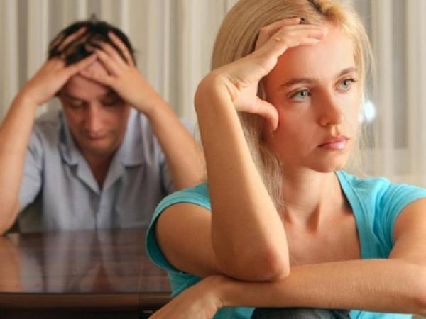 ?Chained to the Desk: A Guidebook for Workaholics, Their Partners and Children, and the Clinicans Who Treat Them? kitabnn yazar Bryan Robinson?a gre;