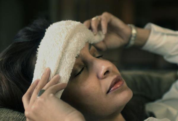 Durumunuz buna msait deilse alnnza, ensenize, banzn zerine veya ary en youn hissettiiniz noktaya 5 ila 10 dakika boyunca bir buz torbas ya da souk bir havlu koyun.