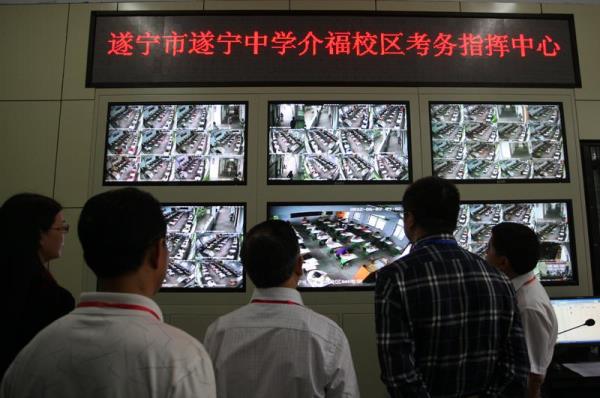 Snav gzetmenleri herhangi bir hile ya da kopya olay yaanmamas iin rencileri monitrlerden izliyorlar. (Sichuan)