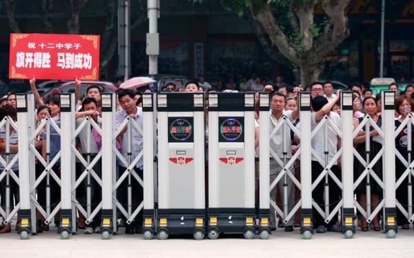 Aileler ocuklarnn snav bitirmelerini bekliyorlar. (Huaibei, Anhui eyaleti)