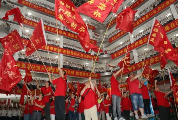 Hengsui, Hebei'de motivasyon artrma almas. renciler bayrak sallarken, "Haydi Hengshui Lisesi, senden byk yok" diye baryor.